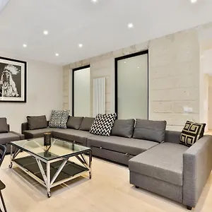 https://blue-nights-apartment.fr-paris.fr
